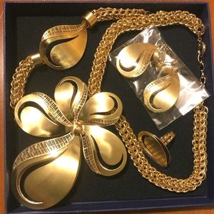 Exquisite bold set of jewelry!